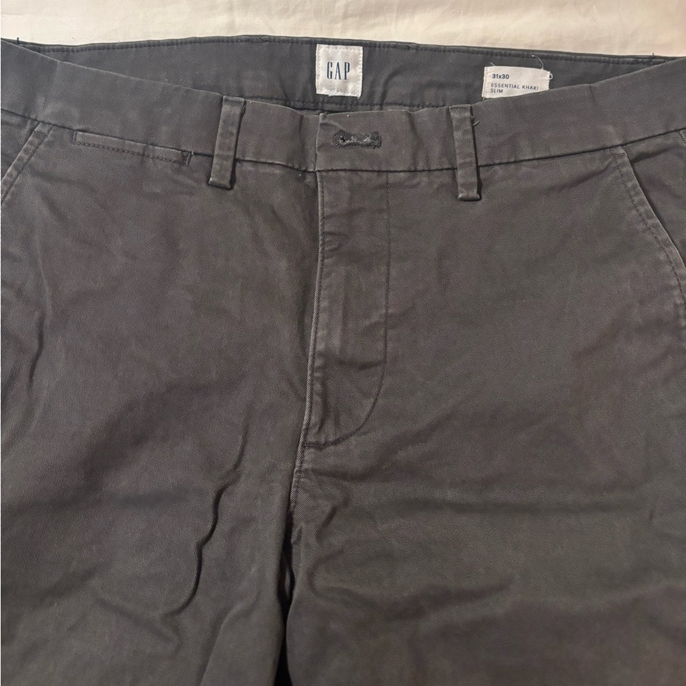 Gap khaki pants 31/30.